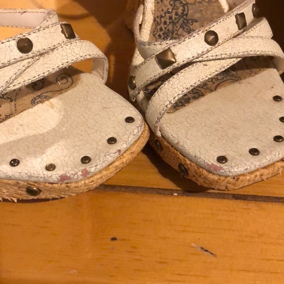 Two Lips Distressed Sandal - Picture 5 of 5